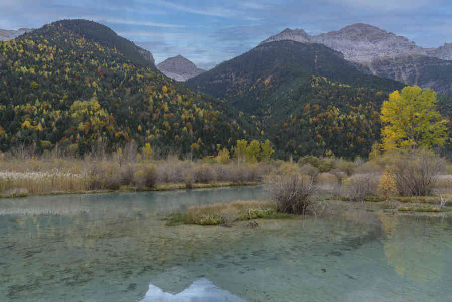 Huesca - valle de Pineta 04 - embalse de Pineta.jpg
